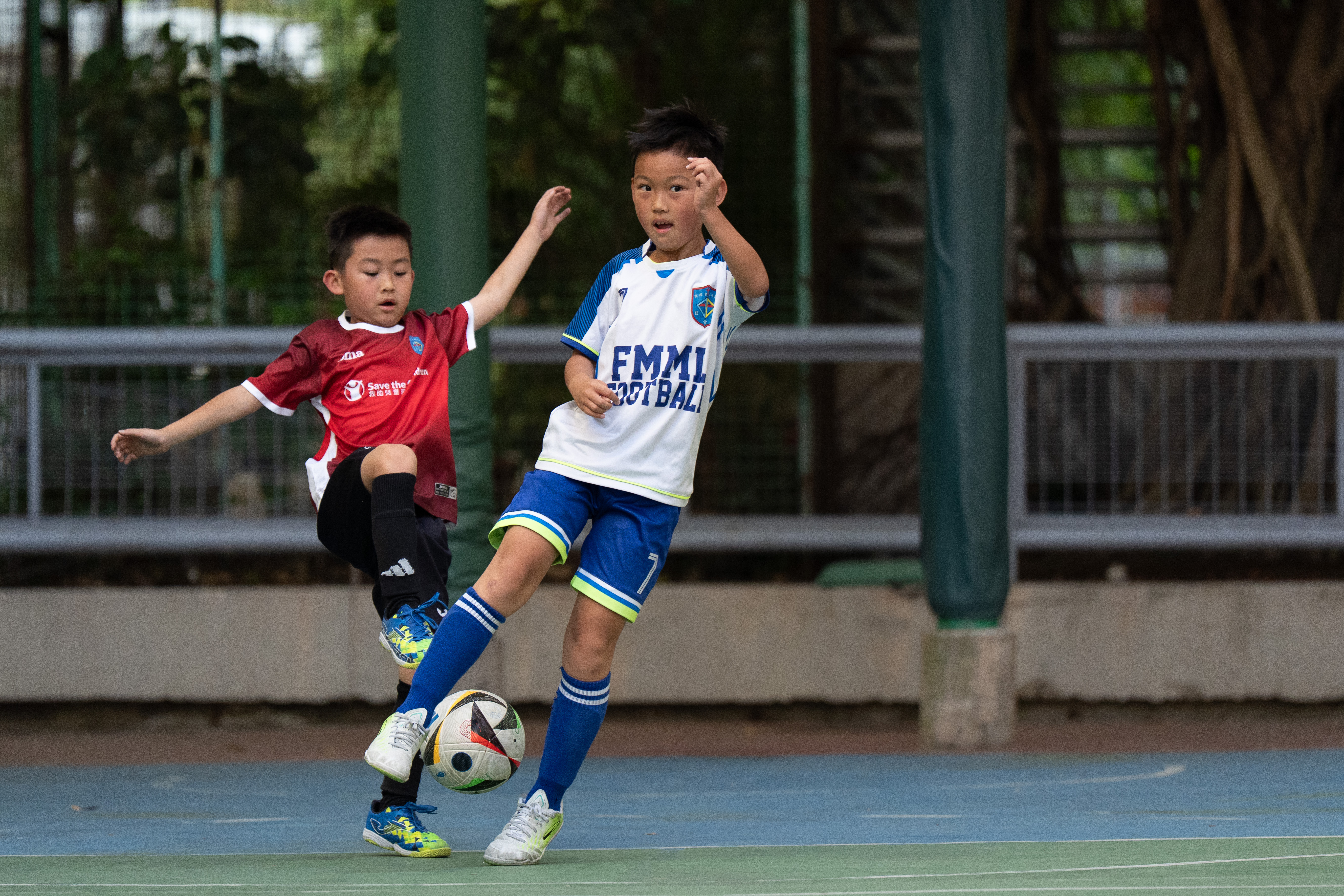 Kinderen in Hongkong spelen voetbal
