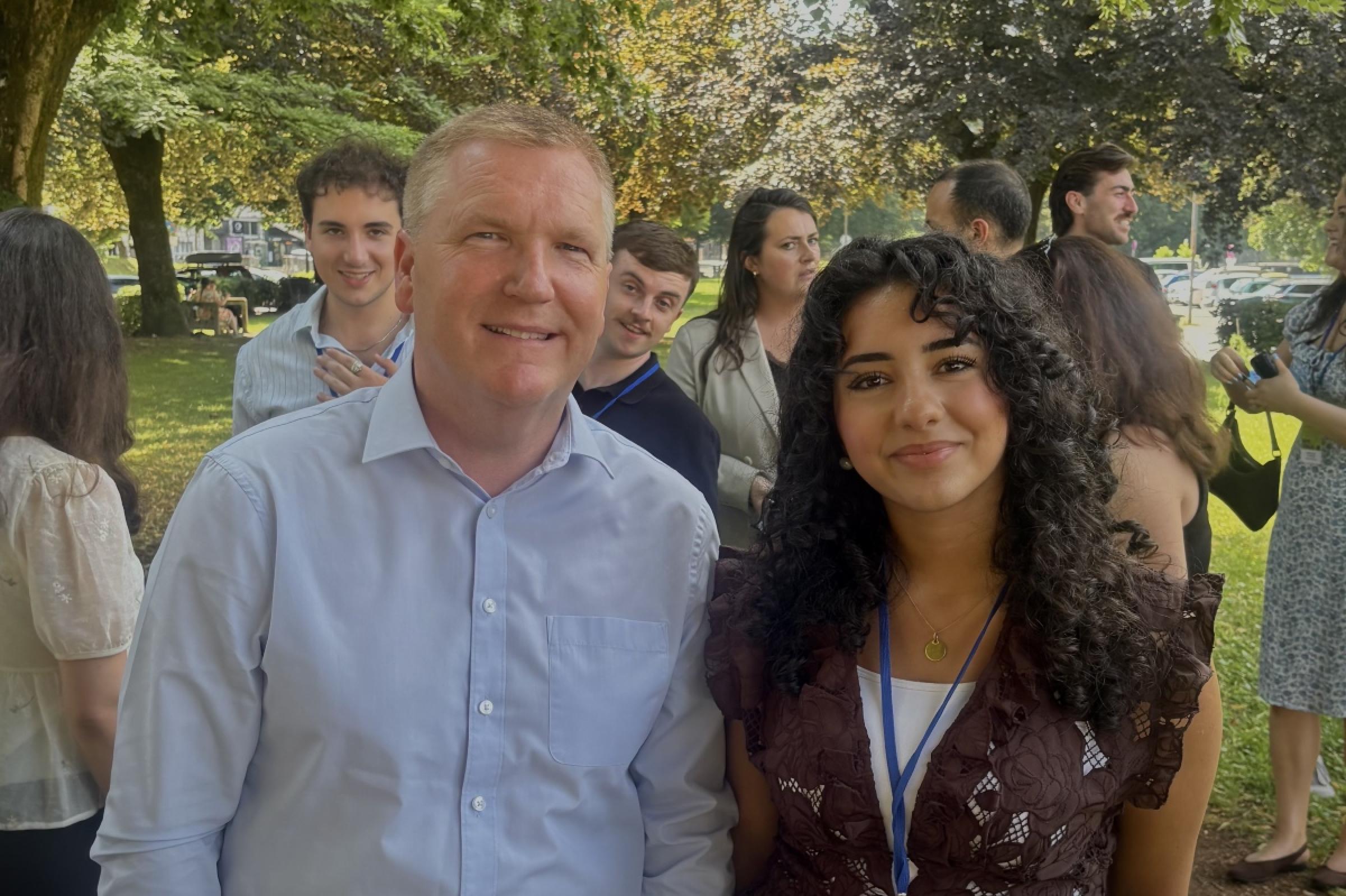 Europees commissaris McGrath en jongerenambassadeur Naya