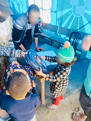 Kinderen ontvangen spullen voor school