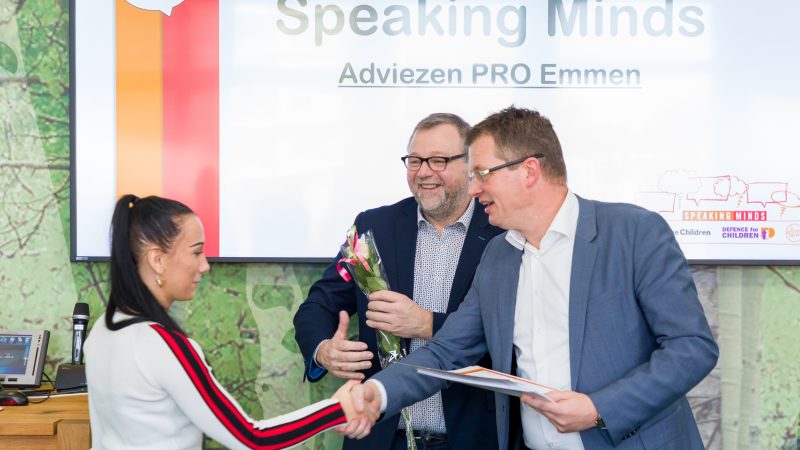 Uitreiking certificaat aan leerling tijdens slotbijeenkomst PRO Emmen
