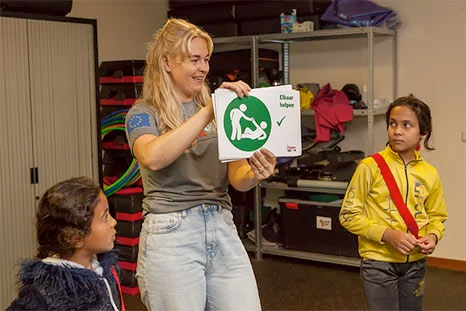 Kisten aan het werk met kinderen