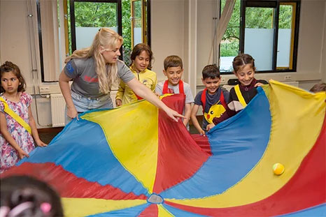 Kisten aan het werk met kinderen