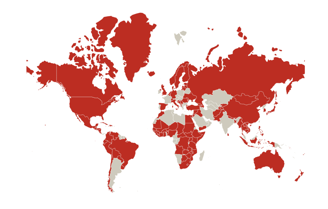 wereldkaart de gebieden waar save the children actief is zijn rood