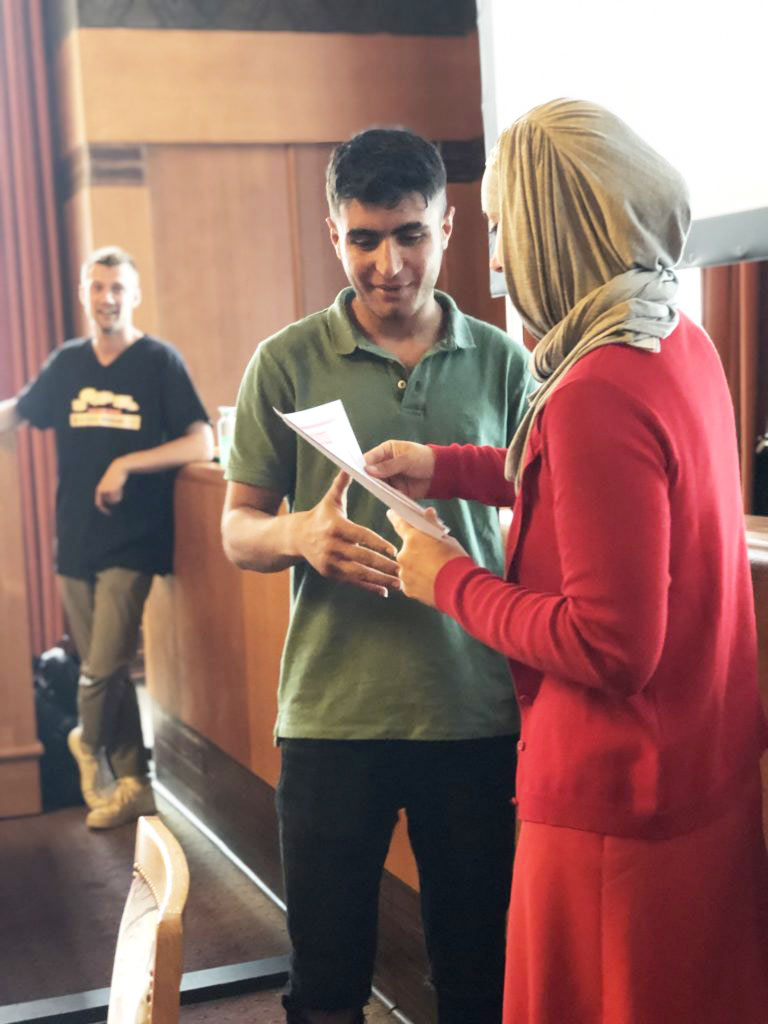 Wethouder Tilburg reikt certificaat uit tijdens slotbijeenkomst Speaking Minds