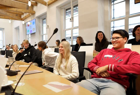 jongeren in een raadszaal