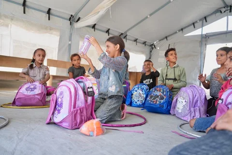 Kinderen in Gaza zijn super blij met hun schoolpakket