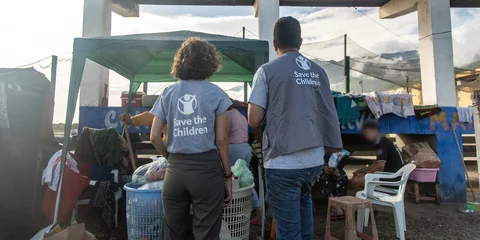 Medewerkers van Save the Children ontmoeten mensen die ontheemd zijn geraakt door de aardbeving in de staat La Guaira.
