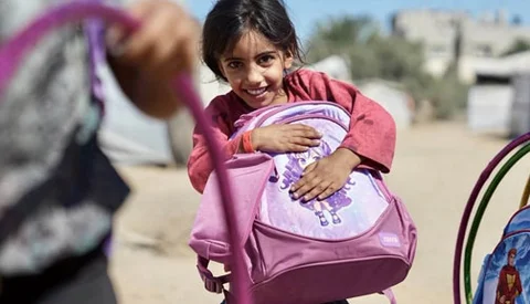 kind met schooltas en spullen gekregen van Save the Children