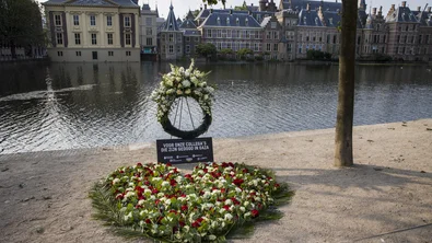 Bloemen hulpverleners Gaza Hofvijver Den Haag