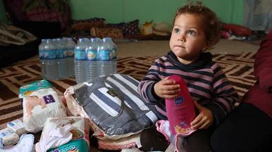 De eenjarige Rohan onderzoekt het babykit dat hij van Save the Children heeft gekregen