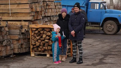 Een familie in Oekraïne krijgt brandhout van Save the Children