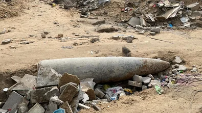 Een raket ligt tussen het puin in Noord-Gaza