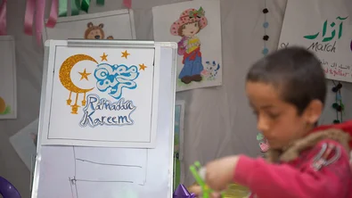Kinderen maken versieringen voor de ramadan in een kindvriendelijke ruimte in Syrie