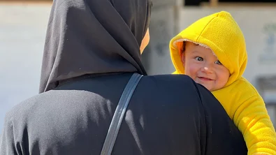Baby Sameer samen met zijn moeder Samah in onze gezondheidskliniek in Gaza