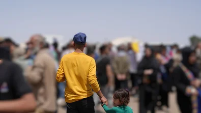 Een vader met zijn kind aan de grens van Afghanistan