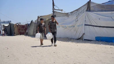 Hussein en Majed hebben water van onze watertruck gehaald