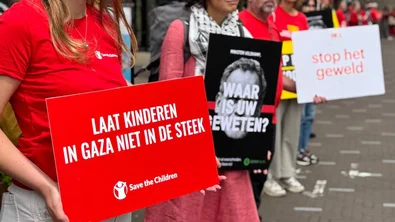 Save the Children protesteert samen met andere hulporganisaties bij de Tweede Kamer
