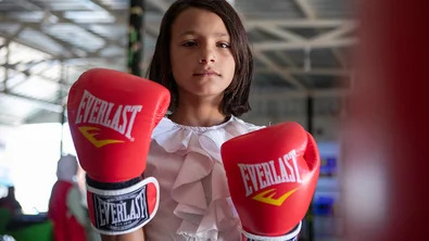 De twaalfjarige Lina met haar bokshandschoenen in een vluchtelingenkamp