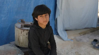 De achtjarige Mamdouh zit voor een tent waar hij met zijn familie leeft na de aardbeving in Turkije en Syrië