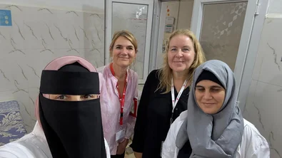 Tessa Terpstra (links) en Juliette Verhoeven (rechts) samen met twee Syrische collega's