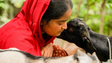 Amina uit Bangladesh met haar geit