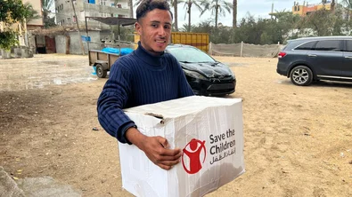 Amir uit Gaza ontvangt een voedseldonatie