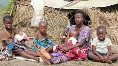 Familie in Congo die humanitaire hulp afwachten