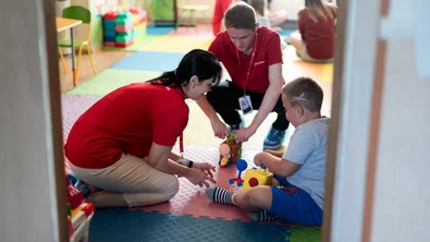 kind speelt in opvang in Oekraïne