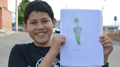 Kind met een tekening waarin hij een soldaat is