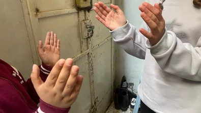 Kinderen spelen samen bij hun nieuwe huis