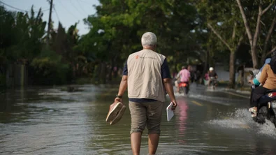 Man van Save The Children biedt noodhulp na overstroming