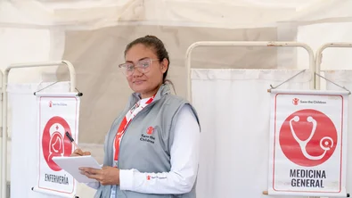 Save The Children medewerker bezig met veldwerk in Colombia
