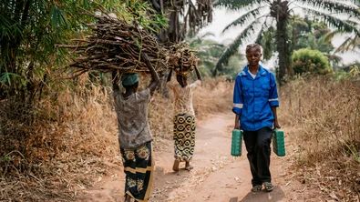 Een door Save The Children getrainde monteur actief in Afrika
