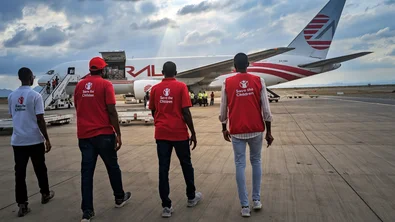 Vliegtuig levert steunpakketten van Save The Children af