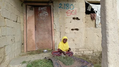 vrouw in Nigeria snijdt bladen