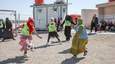 Dana speelt voetbal in een kindvriendelijke ruimte in Syrië