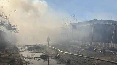 Reddingswerkers ter plaatse nadat 60 raketten Kiev troffen.