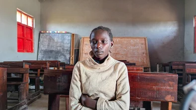 Alice* (13) zit in een leeg klaslokaal te midden van de ebola-uitbraak