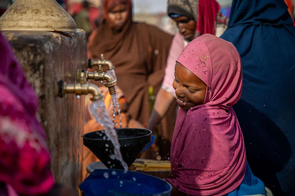 ch1696311-ladan-10-collecting-water-in-puntland-somalia.jpg ch1696311-ladan-10-collecting-water-in-puntland-somalia.jpg