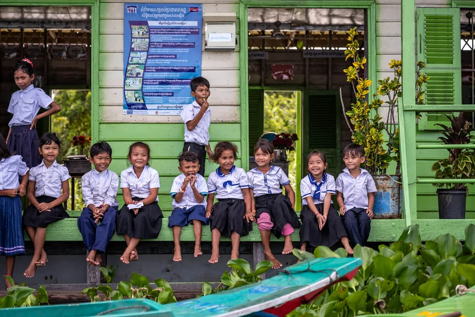 Kinderen in een drijvende school