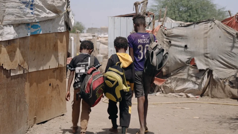 Kinderen lopen in een kamp in Jemen Kinderen lopen in een kamp in Jemen