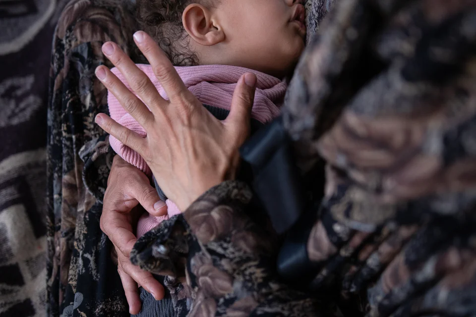 Yasmeen, houdt haar 19 mnd oude baby vast in een tent in Gaza