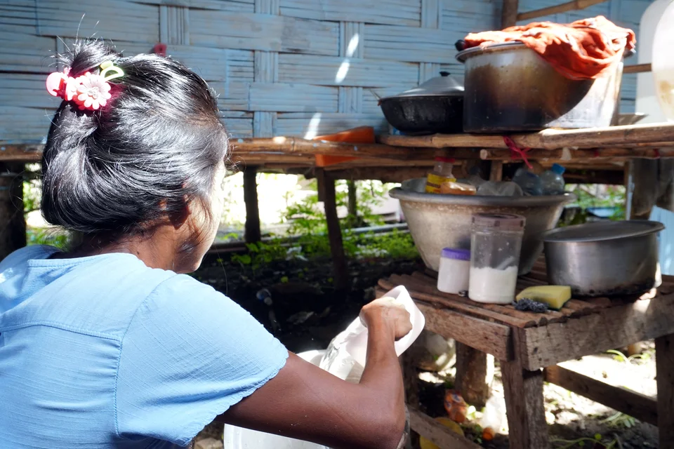 Khin Yu* (42) uit Myanmar,kookt bij de opvang.