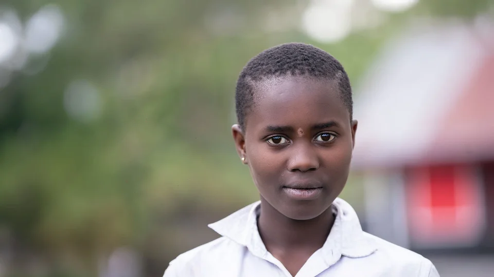 Julienne, 13 jaar, op het schoolplein
