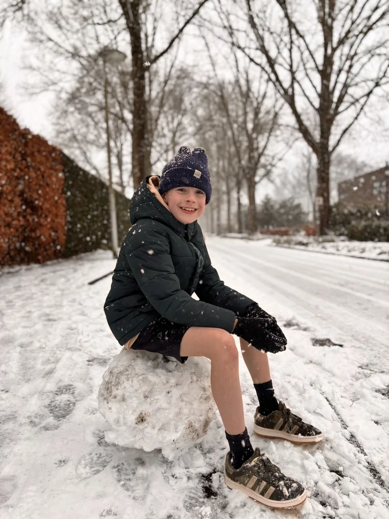 Siebe in korte broek in de sneeuw