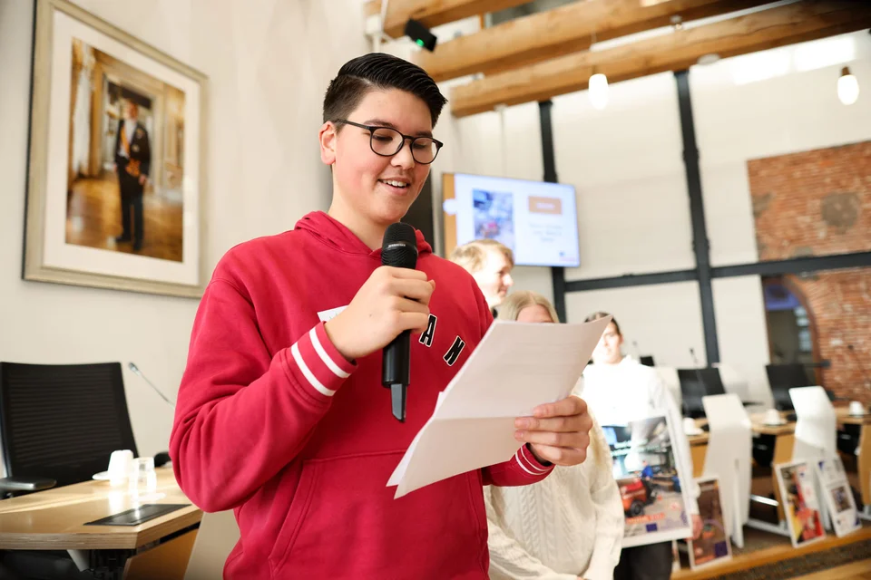 jongere houdt een presentatie