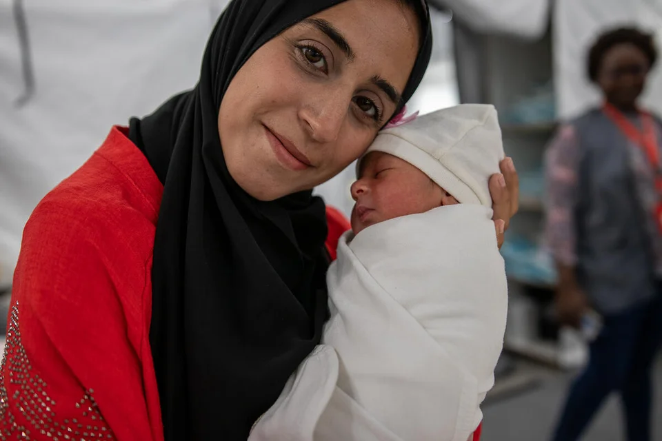 Baby Lana en haar moeder in Gaza