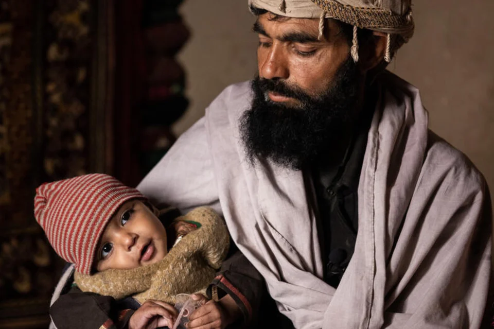 Vader Mohammad met zijn zoontje Ninangyali