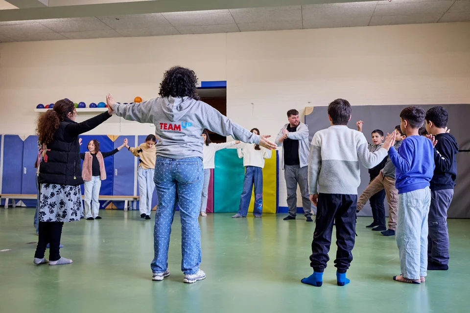 kinderen in een kring spelen een spel in een gymzaal