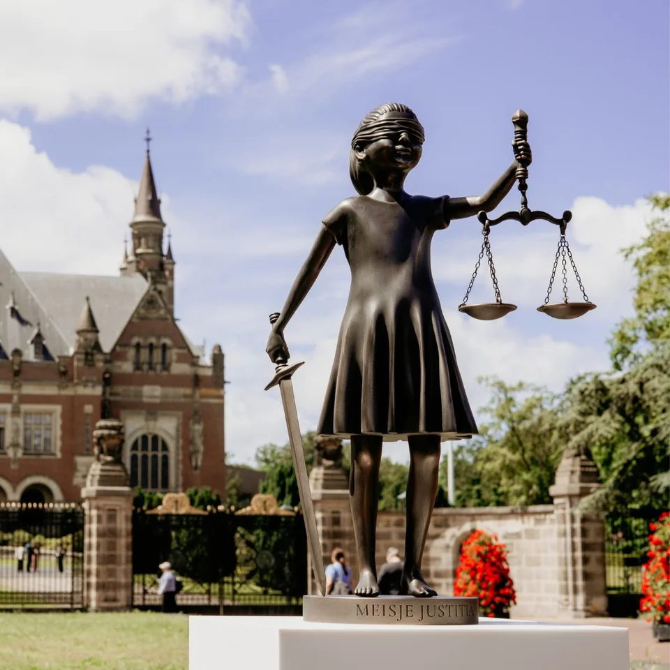 Beeld Meisje Justitia voor het Vredespaleis